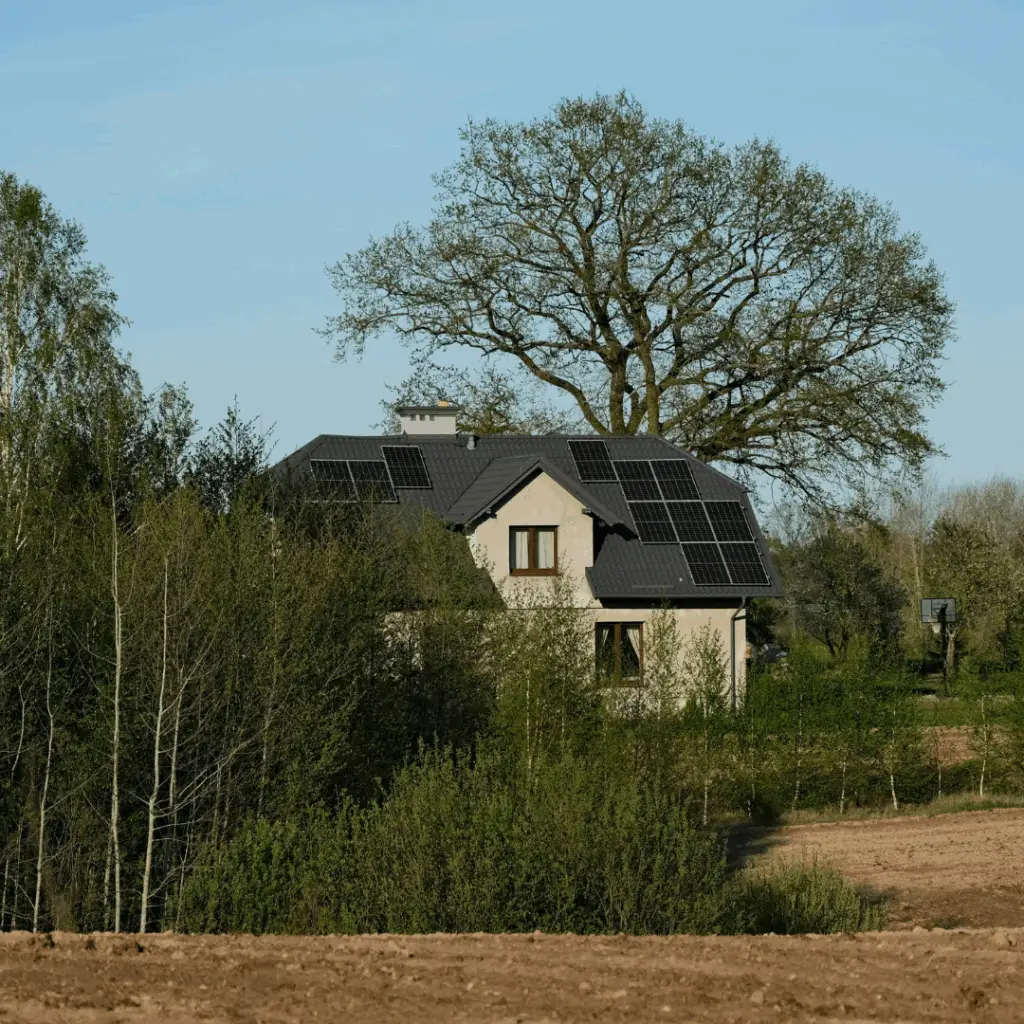 Impianto fotovoltaico installato su tetto privato di una casa