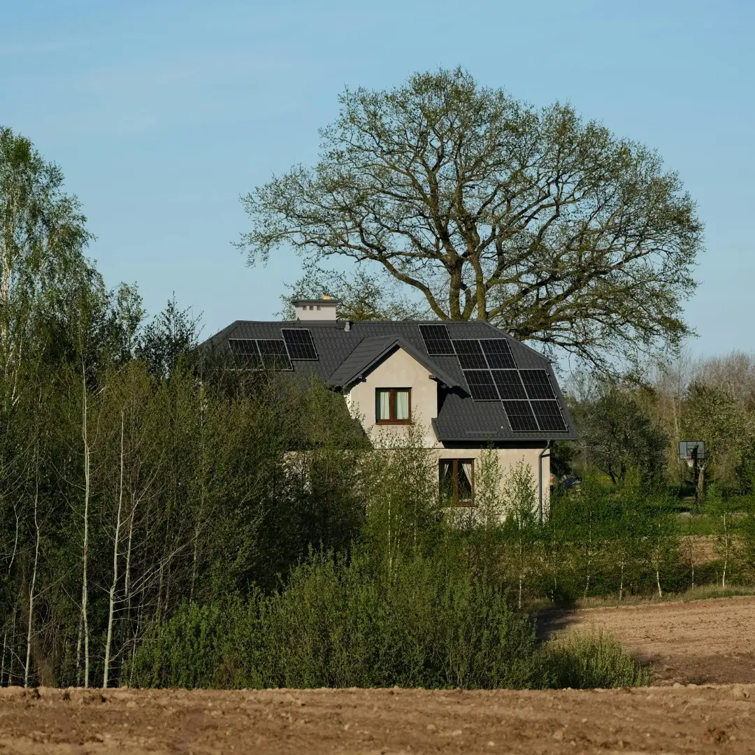 Impianto fotovoltaico installato su tetto privato di una casa